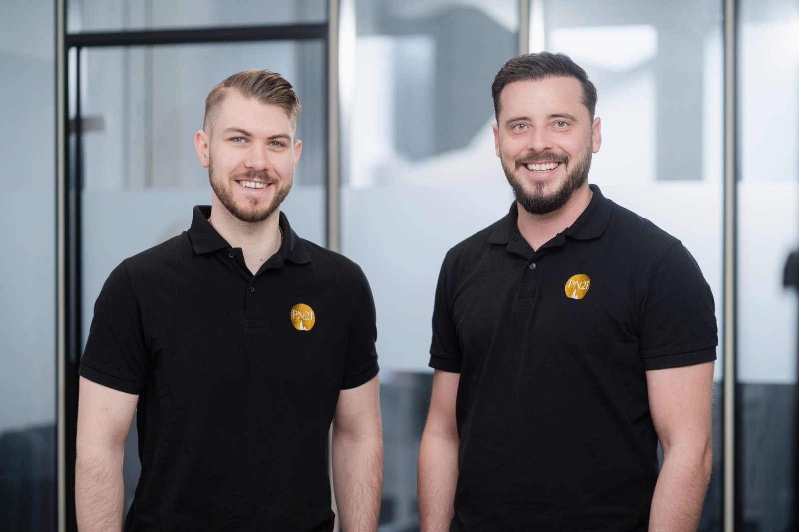 Andreas Pletz und Elias Nepomutzky, die Gründer und Inhaber von PN21 und wissen, wie du mit Social Media an Arbeitskräfte kommst.